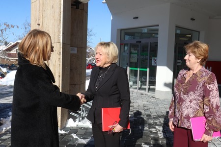 DELOVNI OBISK MINISTRICE ZA ZDRAVJE V ZD DR BOŽIDARJA LAVRIČA CERKNICA 01 FOTO LJUBO VUKELIČ